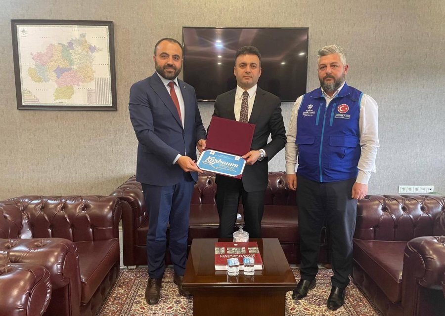 Vali yardımcıları kurban bağışladı