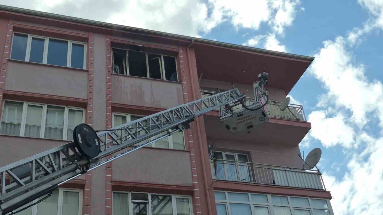 Yangında sürünerek kaçtı, hastanede öldü