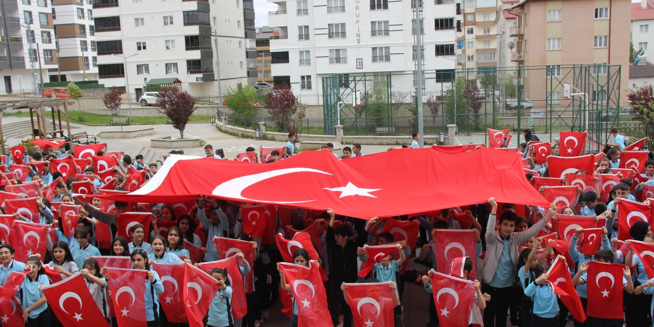 Sivas'ta 850 öğrenciden Türk bayraklı gösteri