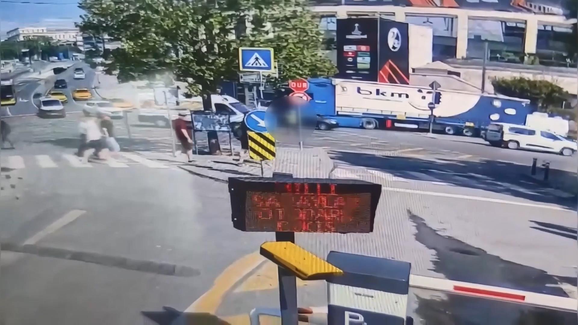 Minibüsün çarptığı kadın trafik polisi ağır yaralandı