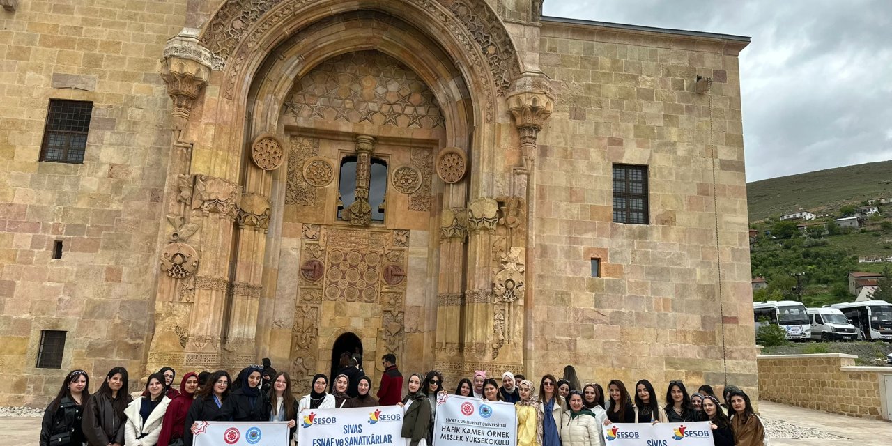 Sivas'ta öğrenciler Divriği Ulu Cami'ni gezdi