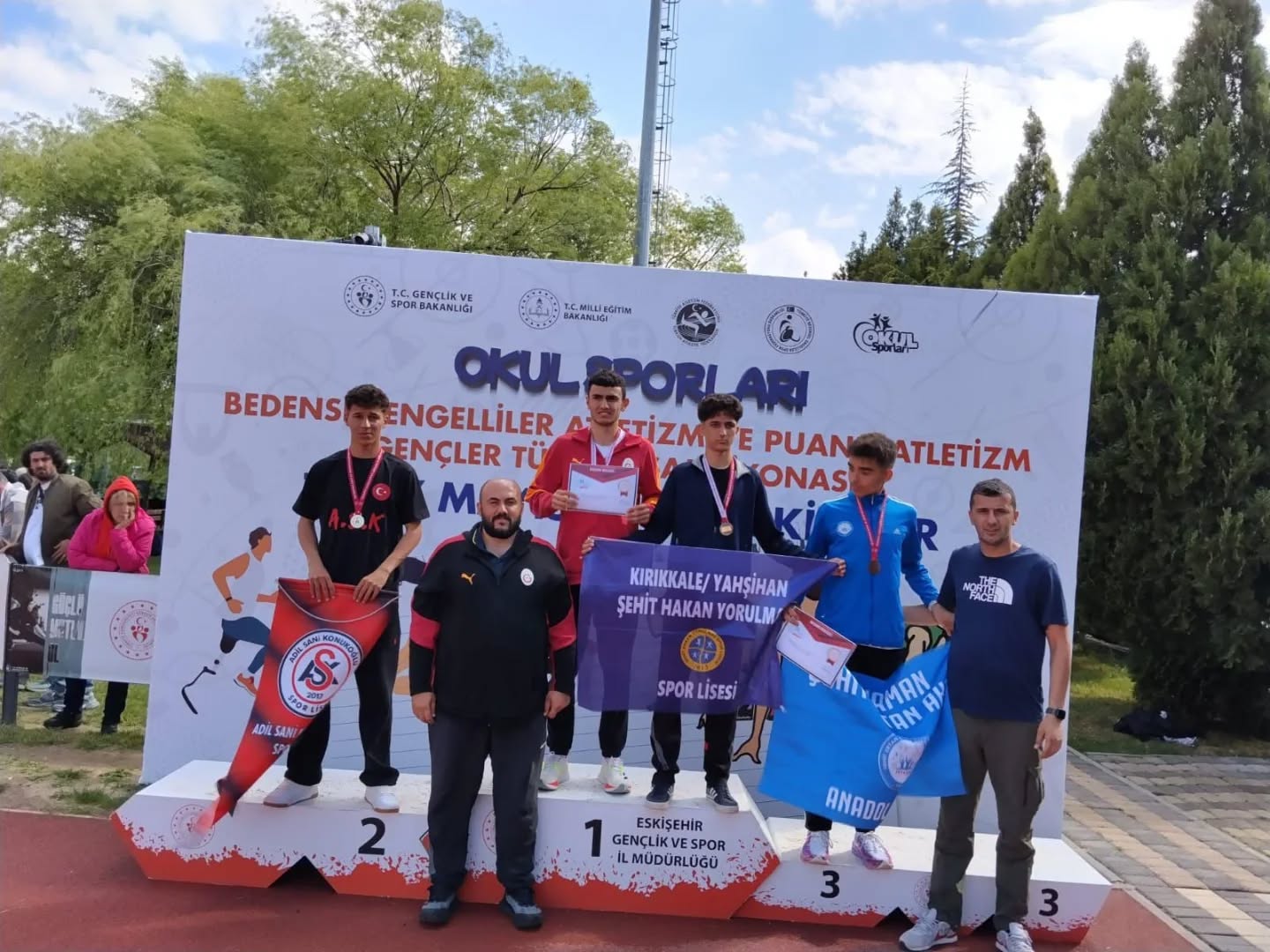 Sivas atletizmde Türkiye’yi salladı