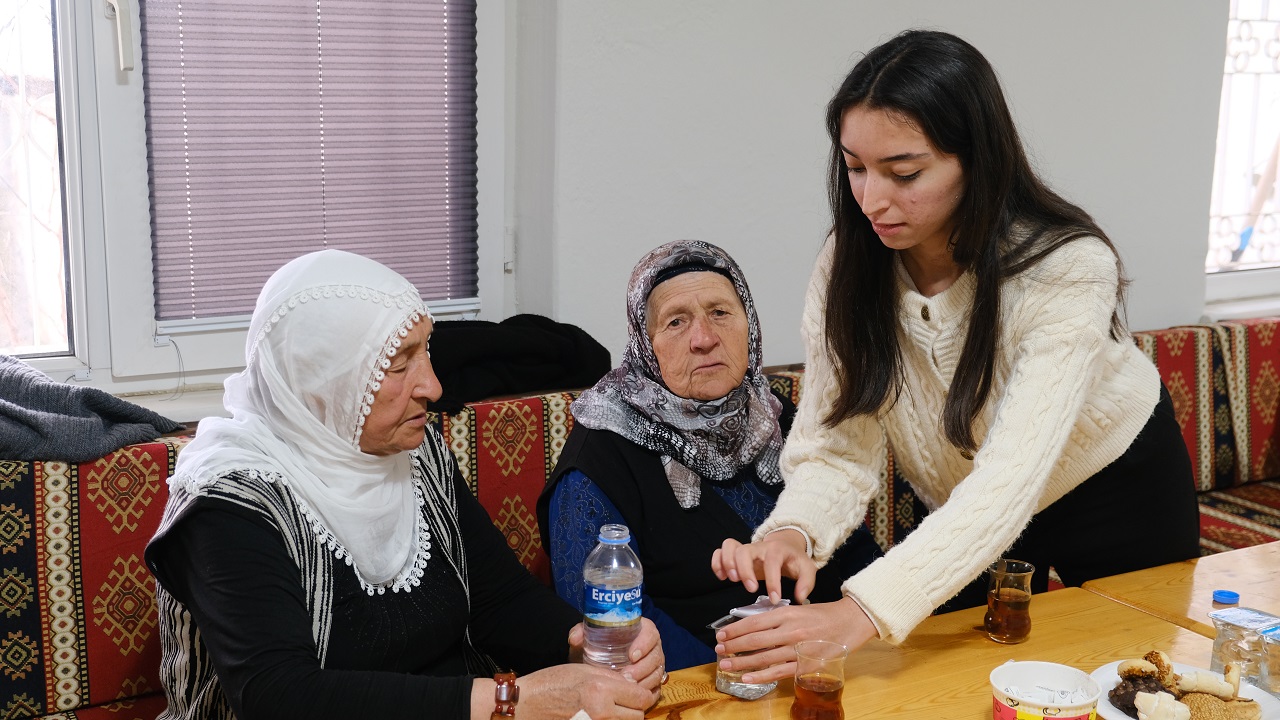 Üniversite öğrencilerinden yaşlılara ziyaret