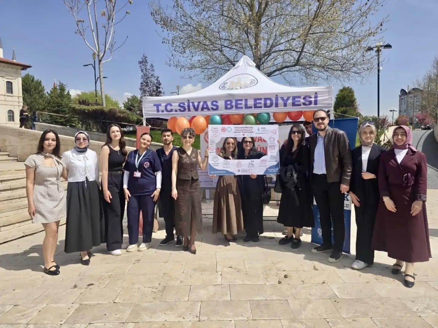 Sivas’ta sağlık çalışanlarına karanfilli jest