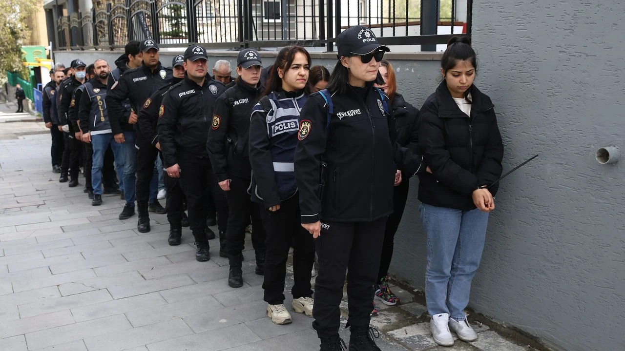 Sivas’ın da yer aldığı 13 ilde şafak baskını