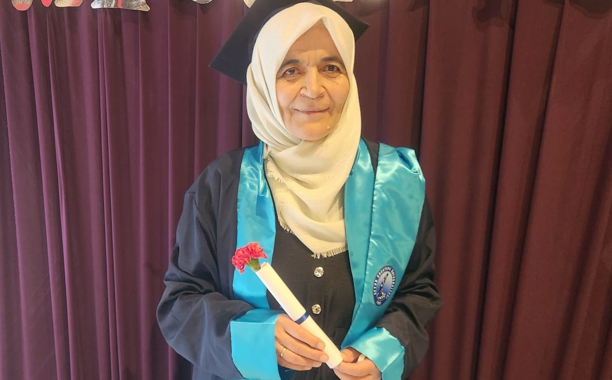 65 yaşında üniversiteden mezuniyet sevinci yaşadı