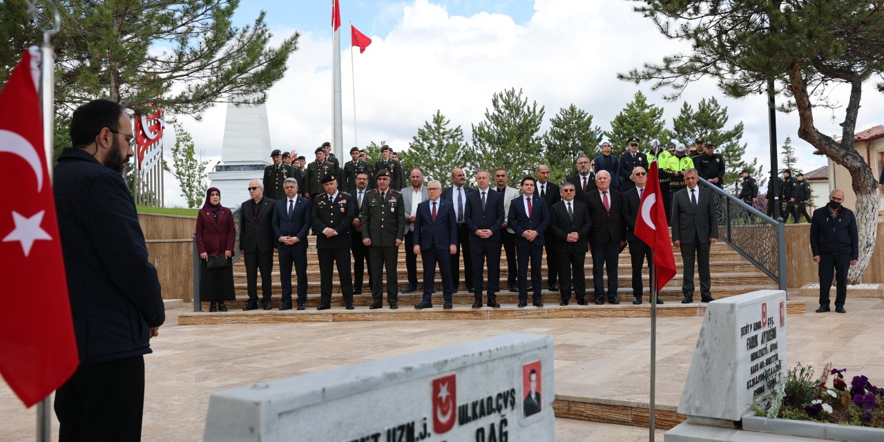 Sivas'ta protokolden şehitlik ziyareti