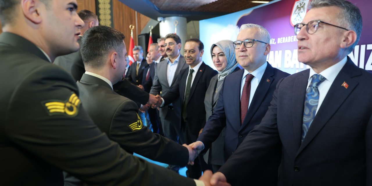 Sivas'ta protokol bayramlaştı