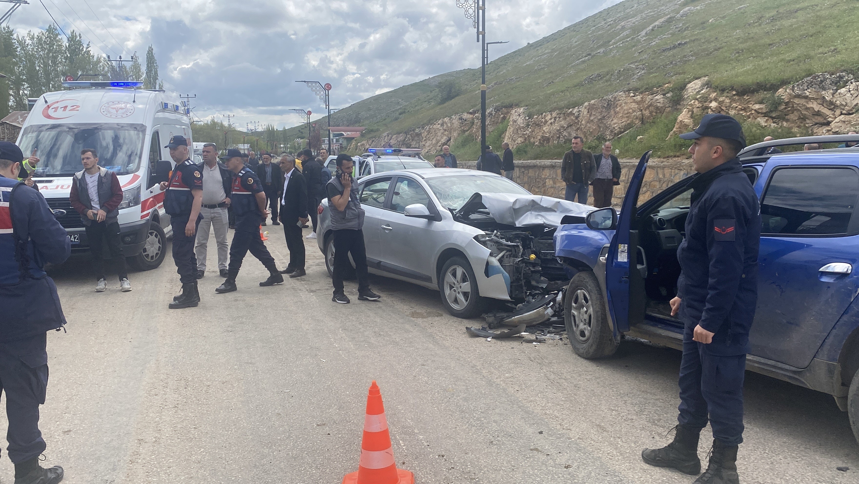 Sivas’ta otomobiller kafa kafaya çarpıştı: 3'ü çocuk 8 yaralı