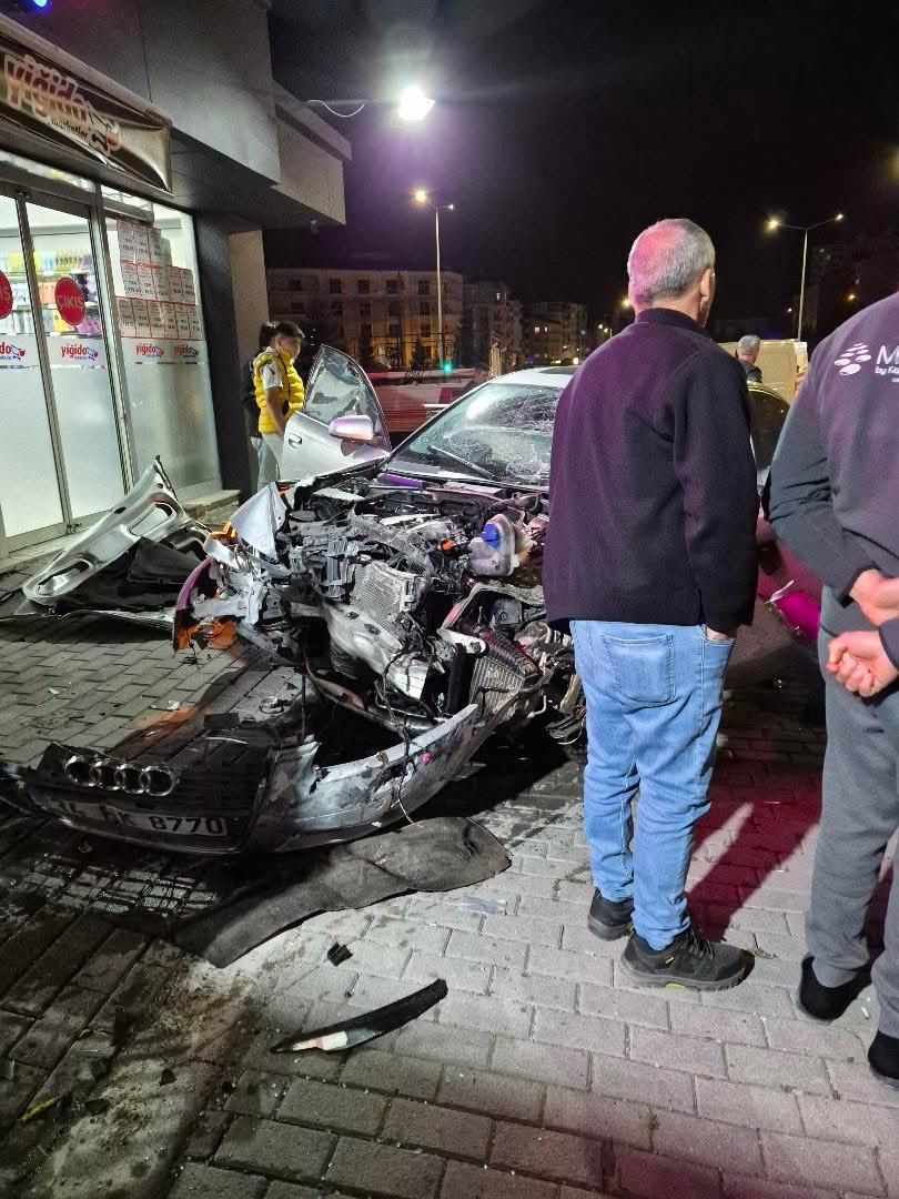Sivas’ta otomobil markete girdi:2 yaralı