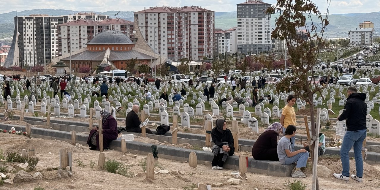 Sivas'ta Yukarı Tekke Mezarlığı'nda 'arife' yoğunluğu