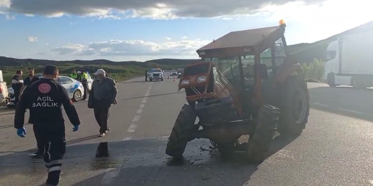 Sivas'ta traktör ile otomobil çarpıştı: 4 yaralı