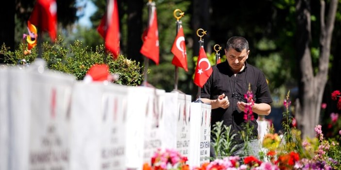 Şehitliklerde hüzünlü bayramlaşma