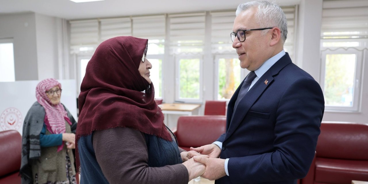 Sivas Valisi Şimşek huzurevi sakinleriyle bayramlaştı