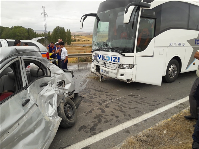 YOLCU OTOBÜSÜ İLE OTOMOBİL ÇARPIŞTI: 2 ÖLÜ, 3 YARALI