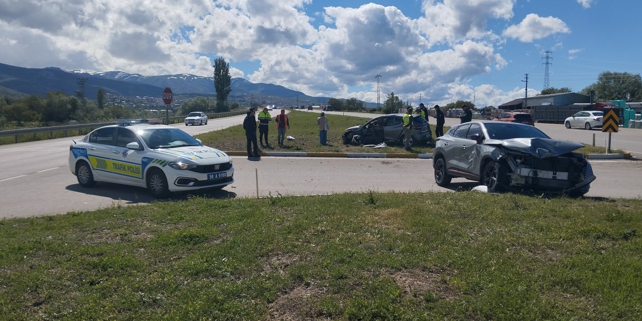 Sivas'ta otomobiller çarpıştı: 4 yaralı