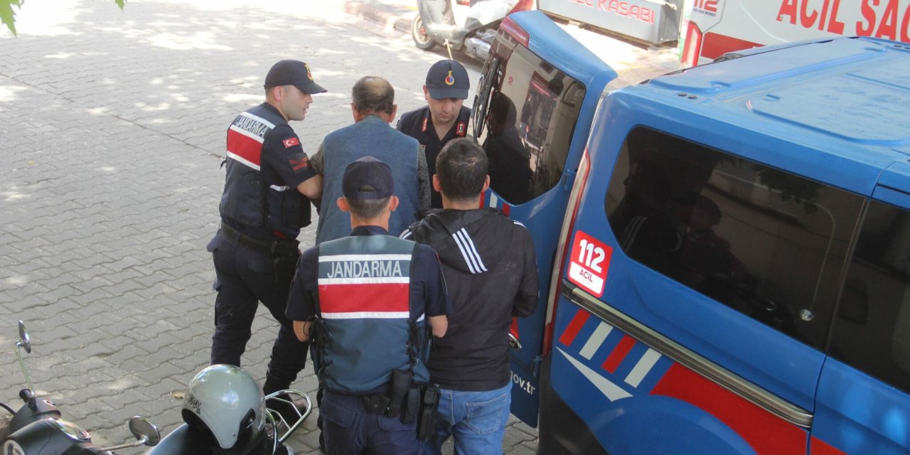 Birlikte yaşadığı kadını tahta sopayla öldürdü