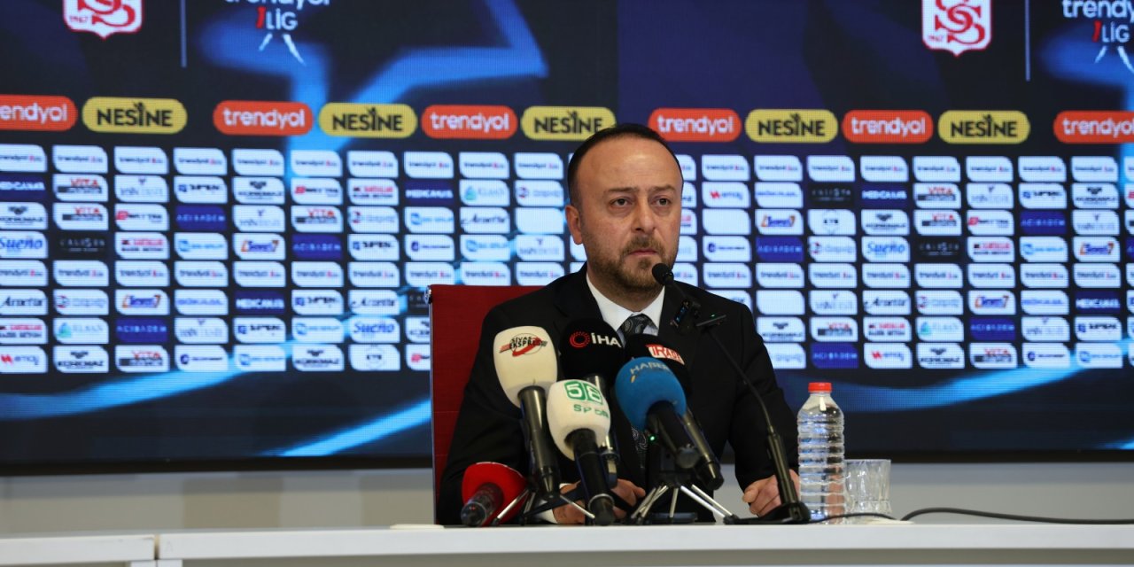 Sivasspor'da ibre Özçoban'ı gösteriyor