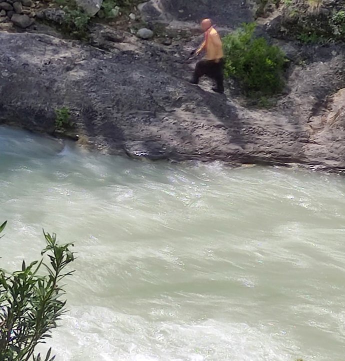 Serinlemek için girdiği çayda kayboldu