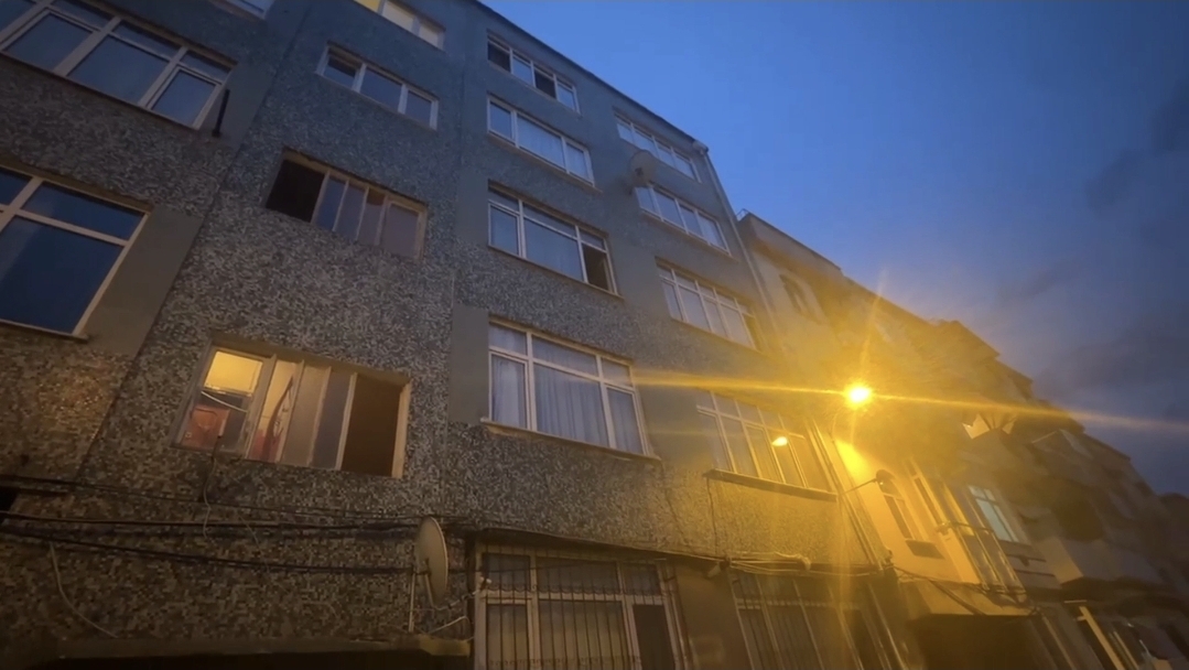 Cam silerken apartman boşluğuna düşen kadın öldü