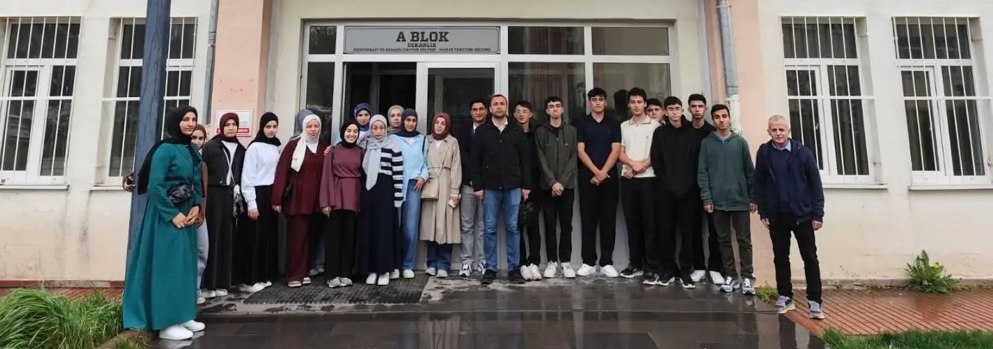 Sağlıkçı olmanın yol haritasını SCÜ’de öğrendiler