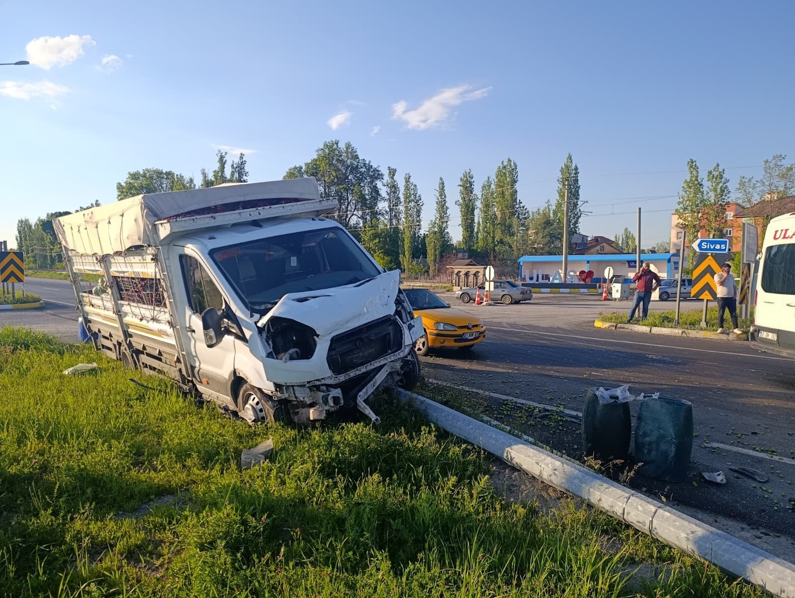 Sivas'ta iki araç çarpıştı, 3 kişi yaralandı