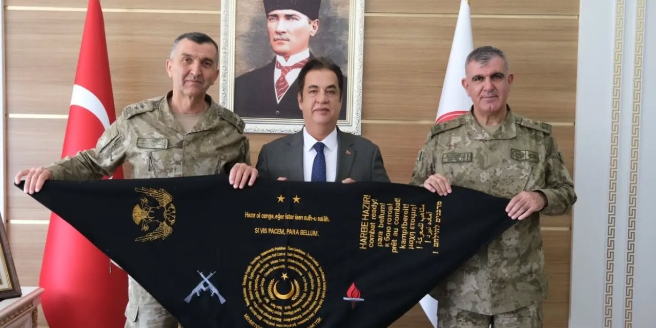 SCÜ Rektörü Şengönül'e Mehmetçik Kalkanı hediye edildi