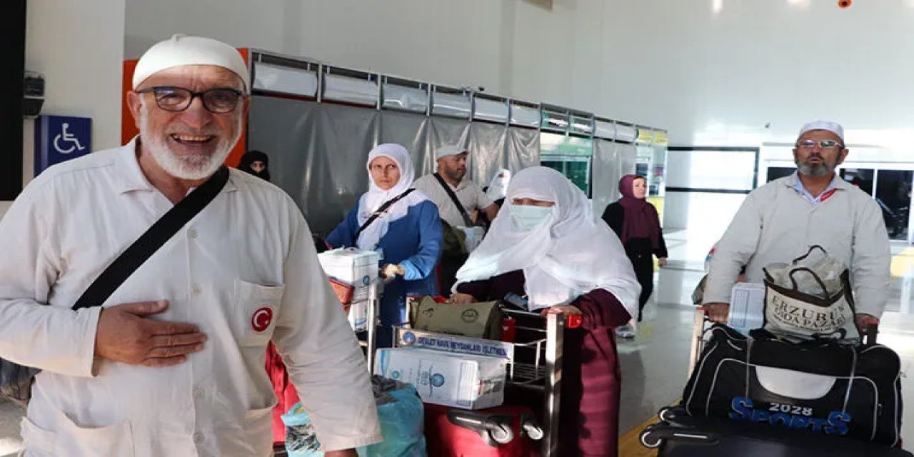 Sivaslı hacılar kutsal topraklardan dönüyor
