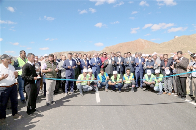 SICAK ASFALT YAPILAN GRUP KÖY YOLU HİZMETE AÇILDI