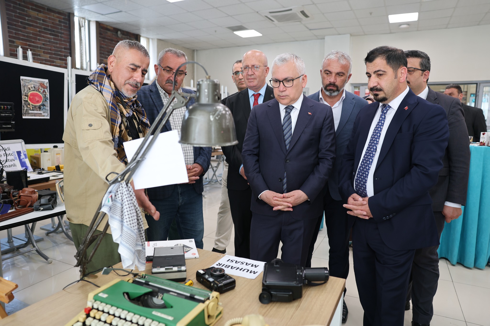Vali Şimşek “Kızılırmak’tan Sumud’a” sergisini gezdi