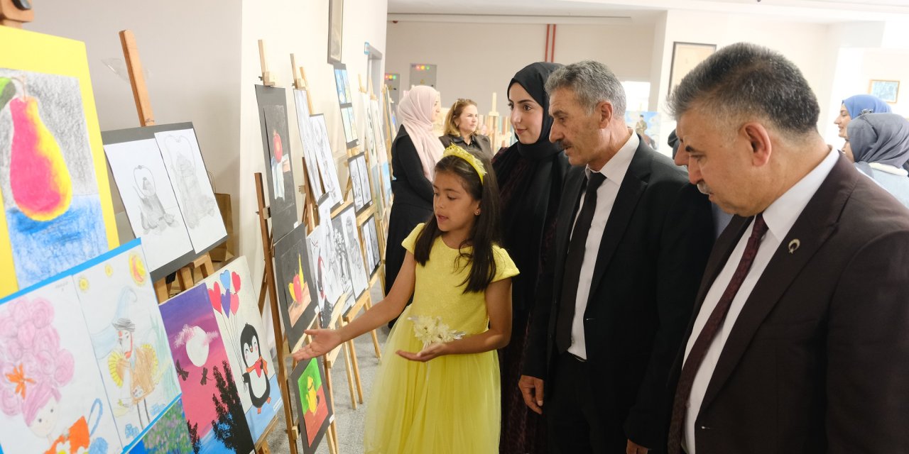 Şarkışla'da kadın kursiyerlerin ürünleri sergilendi