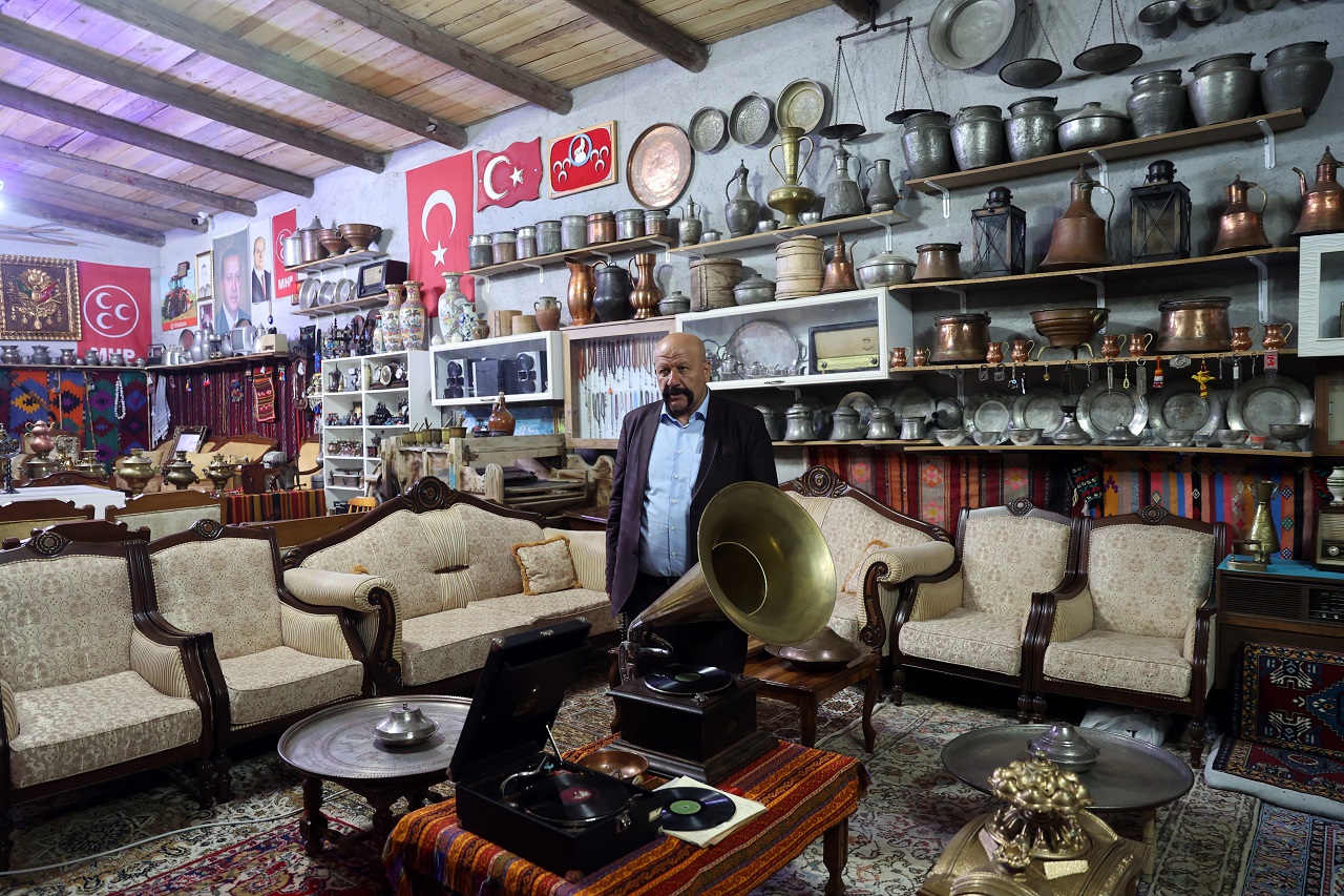 Sivaslı Recep Aslan’ın garajı tarih kokuyor