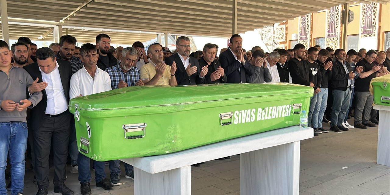 Sivas'ta kazada ölen Şahinkaya çifti yolculuğuna uğurlandı