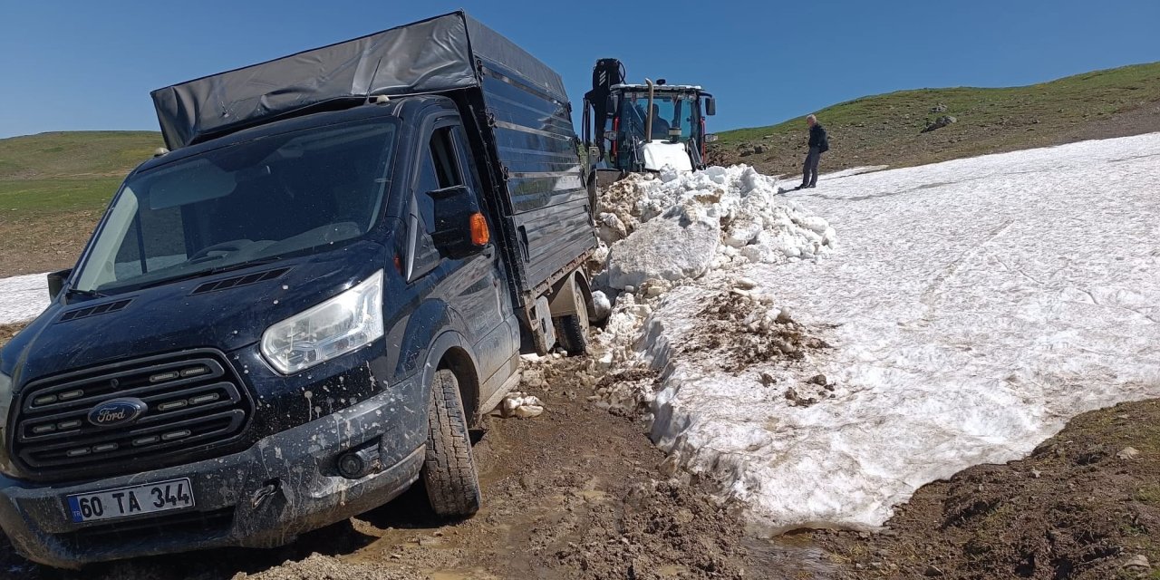 Sivas'ta haziran ayında karda mahsur kaldı