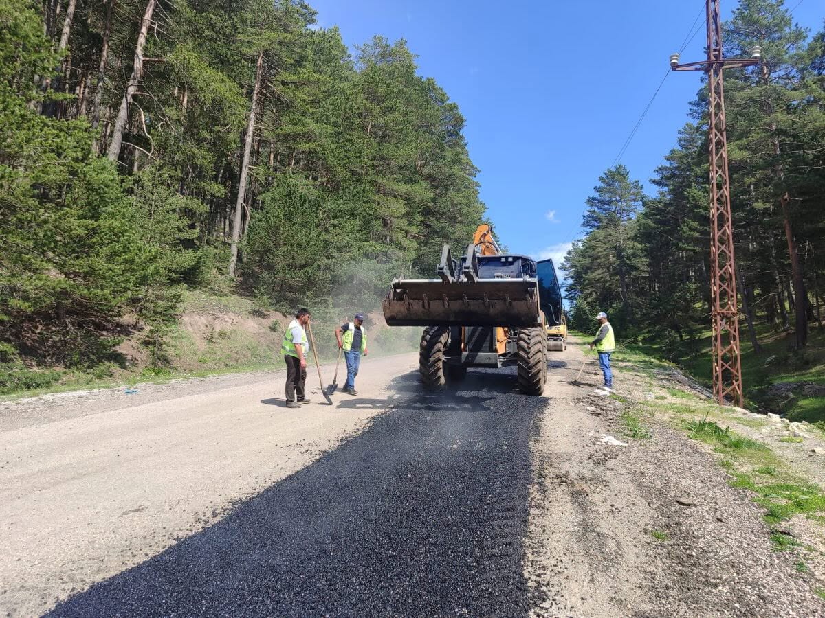 Sivas’ta yayla yolunda asfalt çalışması