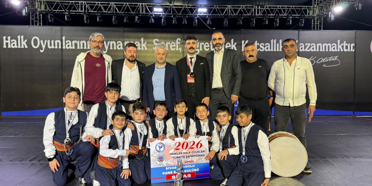 Sivas'ın halk oyunları ekibinden tarihi derece