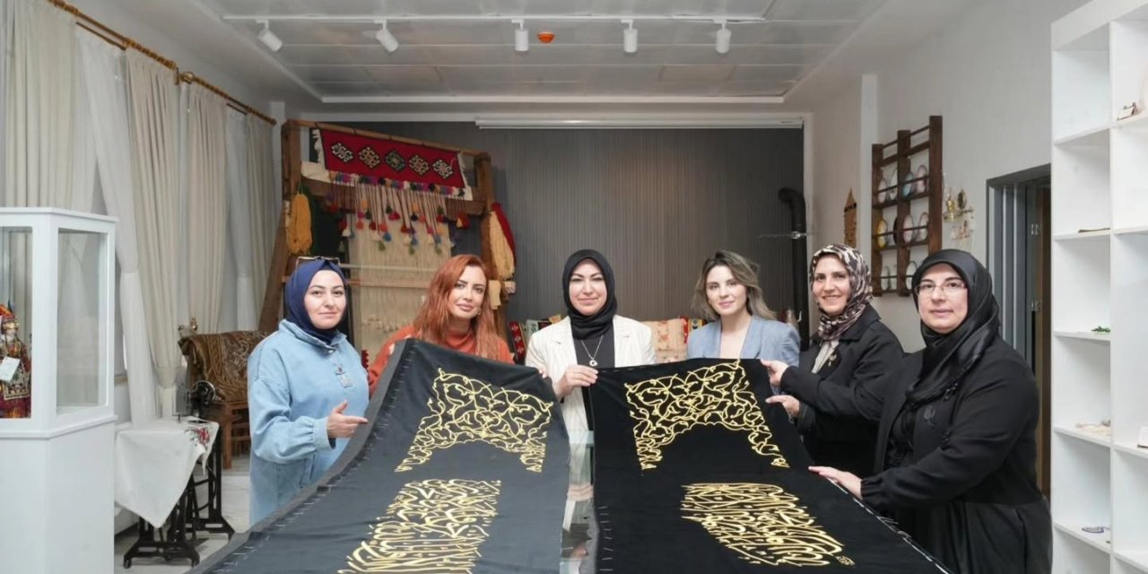 Şemsi Sivasî Hazretleri’nin kabri için örtü hazırl