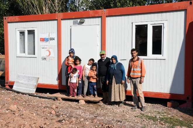 EVLERİ YANAN AİLE PREFABRİKTE YAŞAM SAVAŞI VERİYOR