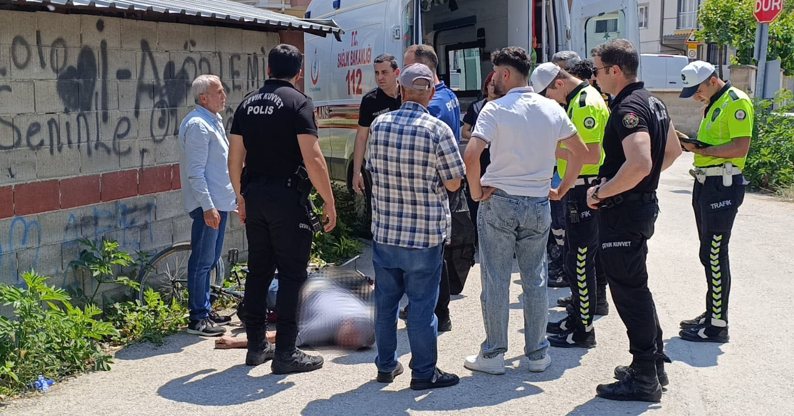 Fenalaşıp bisikletten düşen kişi hayatını kaybetti