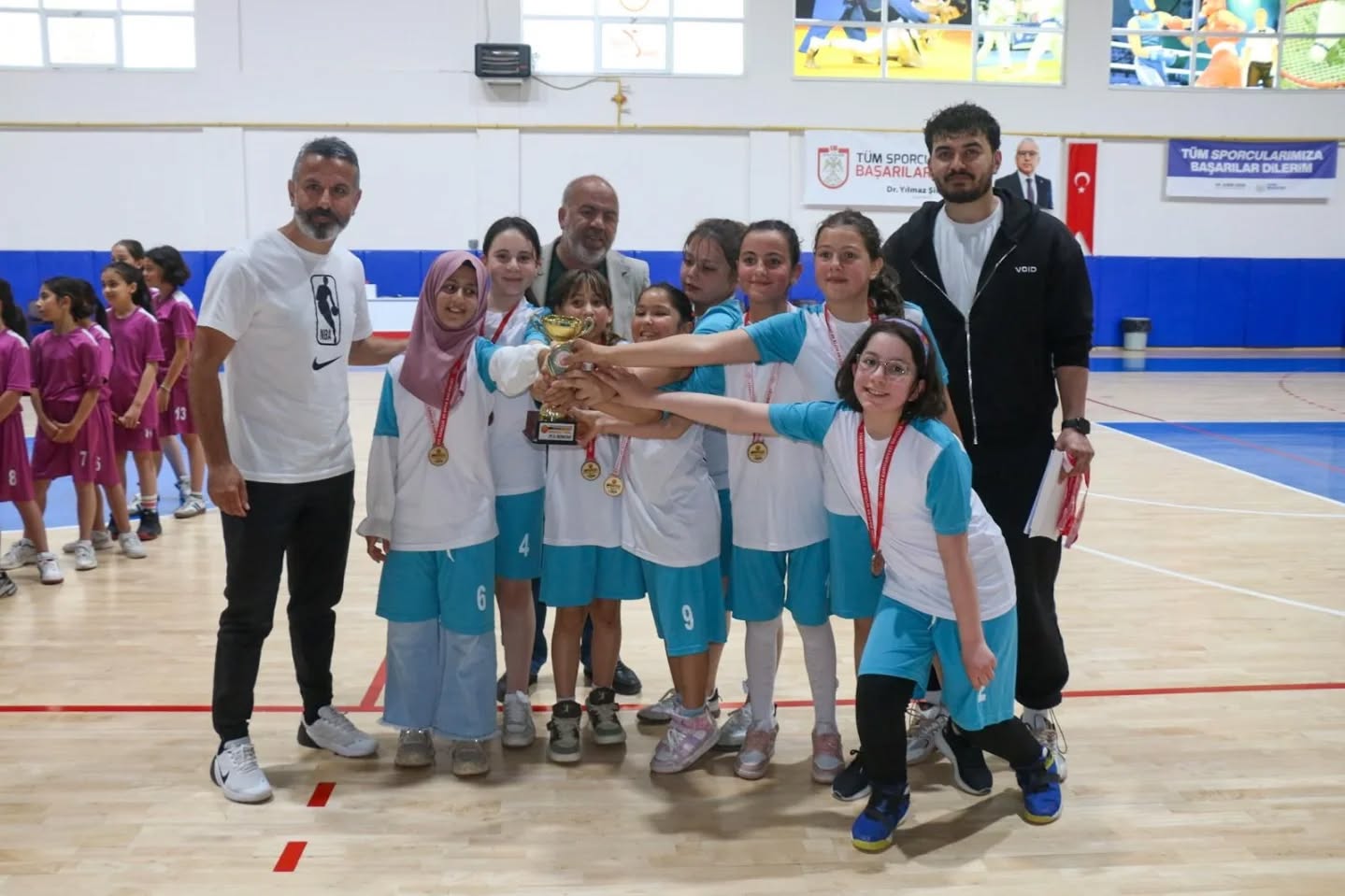 Sivas’ta minik kızlar basketbolda kupa için ter döktü