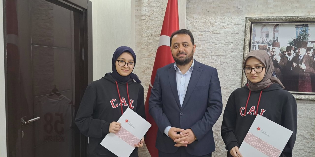Umre yarışmasında dereceye giren öğrencilere ödül
