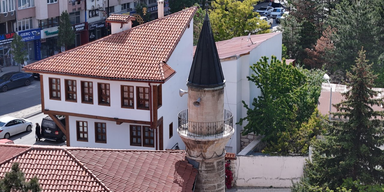 Sivas'taki bu cami minaresindeki zincirlerle dikkat çekiyor