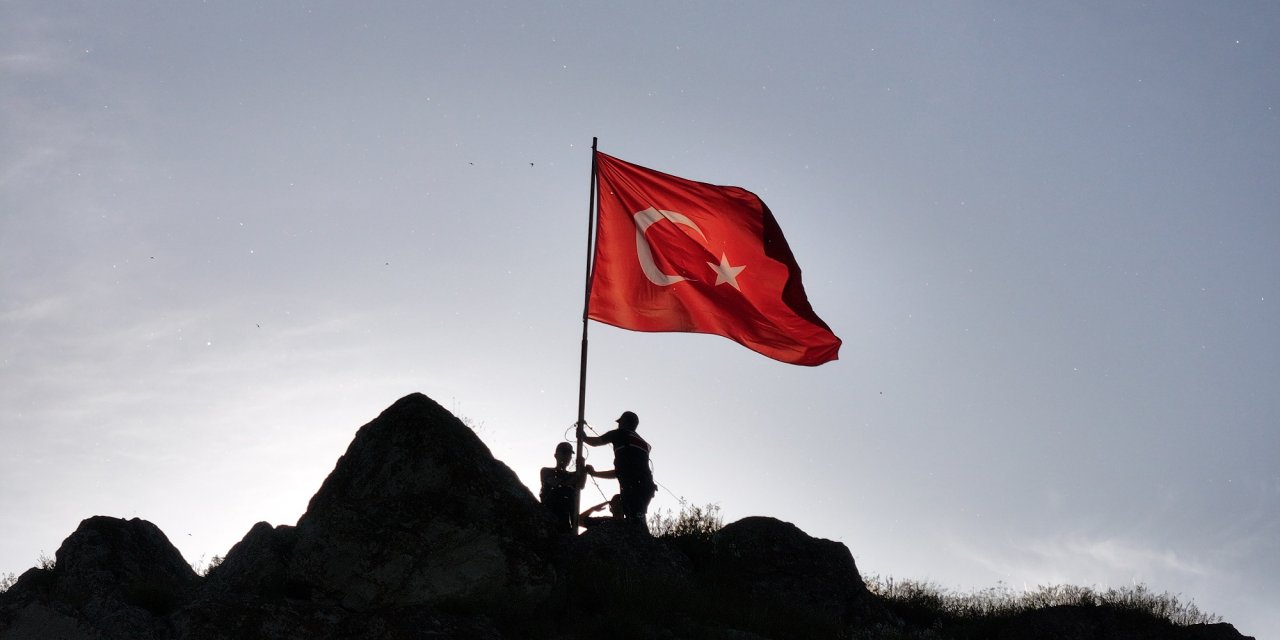 Sivas'ta Hevük Kalesi'nde Türk bayrağı yenilendi