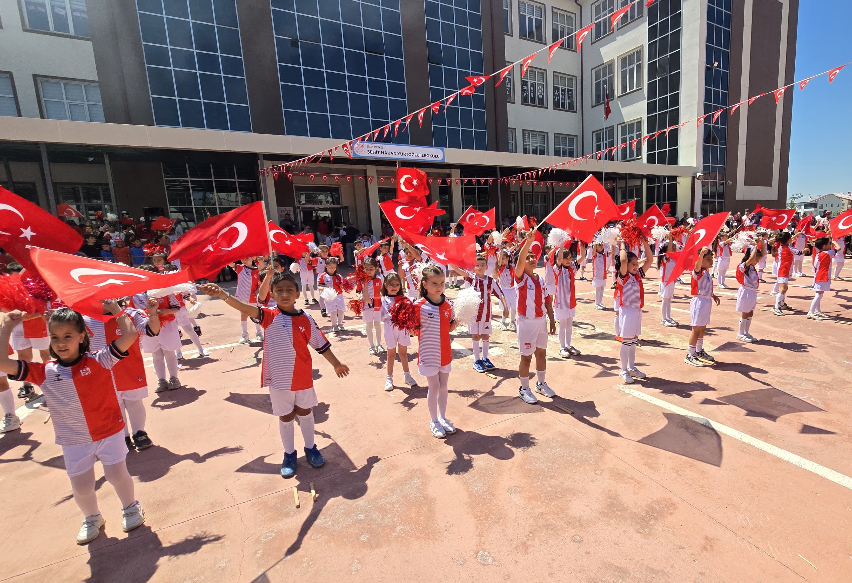Sivas'ta minik öğrencilerden milli takıma destek klibi