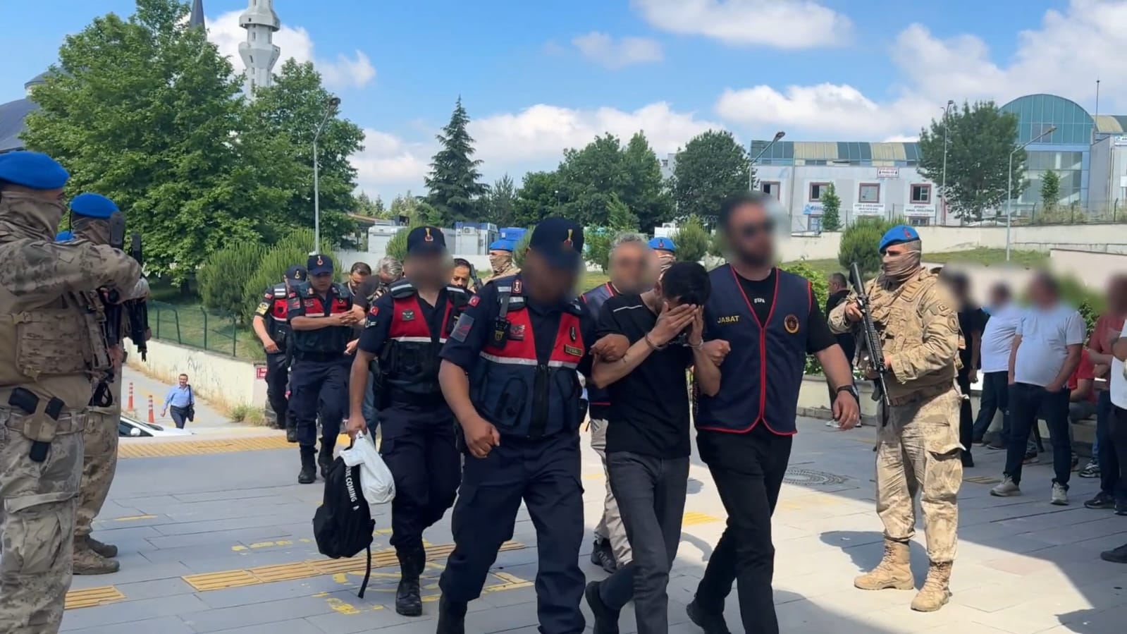 Refüje çarpan motosikletin sürücüsü hayatını kaybetti