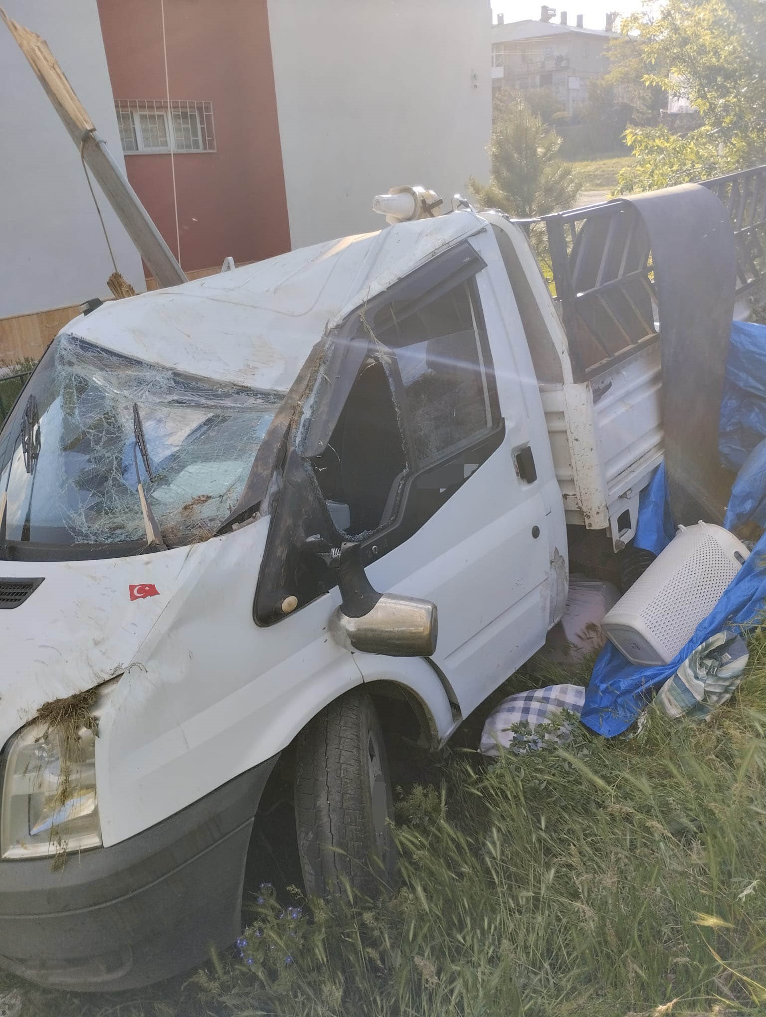 Sivas'ta kamyonet devrilip duvara çarptı,4 yaralı