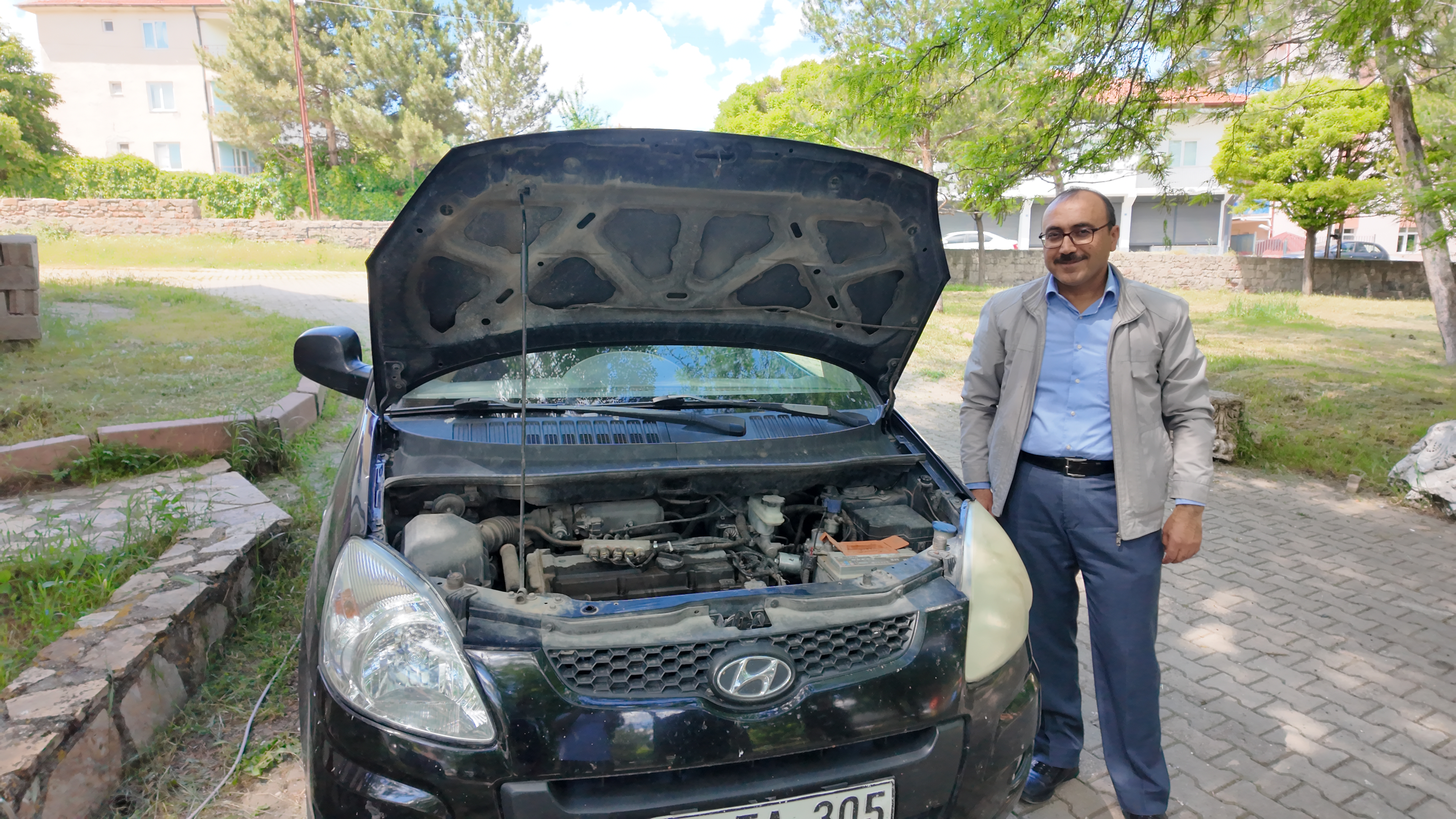 Otomobilin motoruna bakınca neye uğradığını şaşırdı