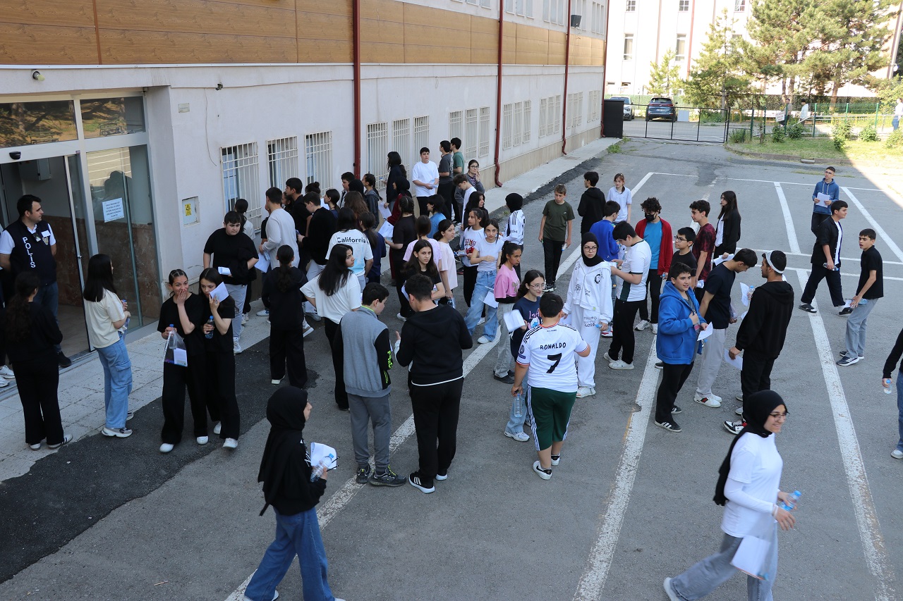 Sivas’ta LGS heyecanı: Öğrenciler ter döktü, veliler dua etti