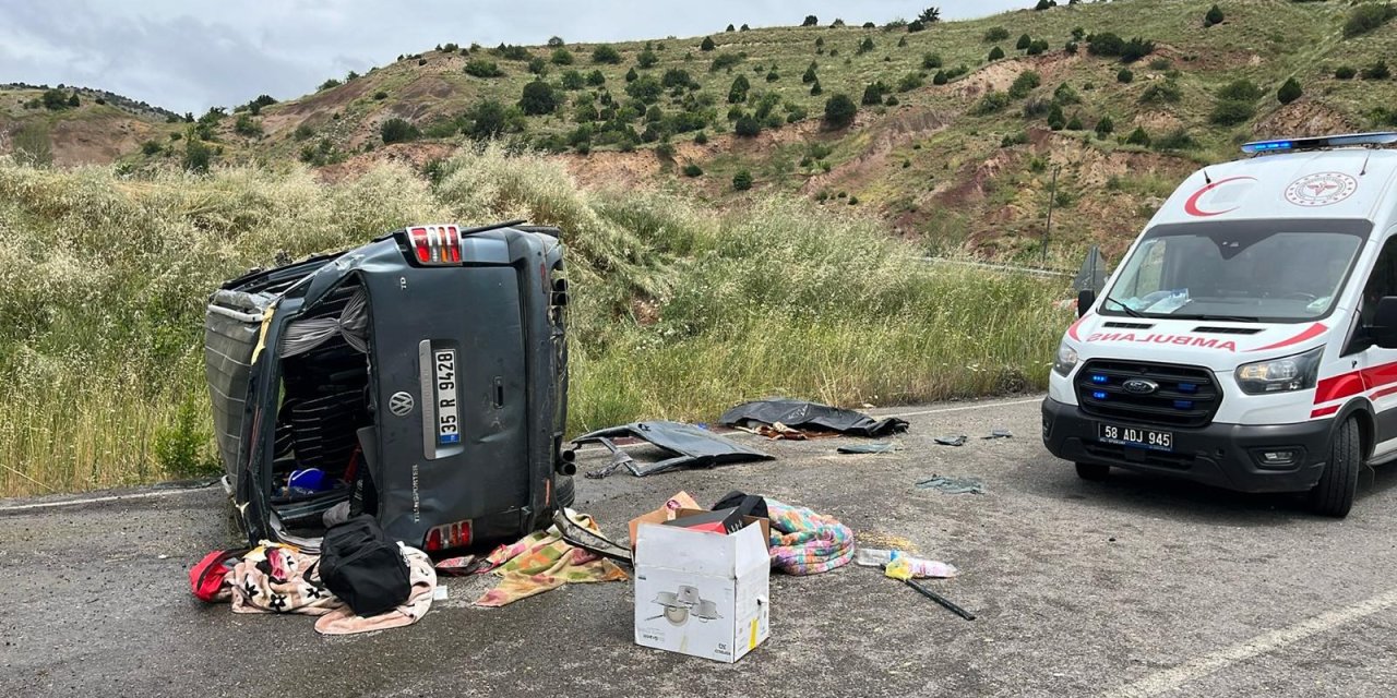 Sivas'ta hafif ticari araç devrildi: 1 ölü, 2 yaralı