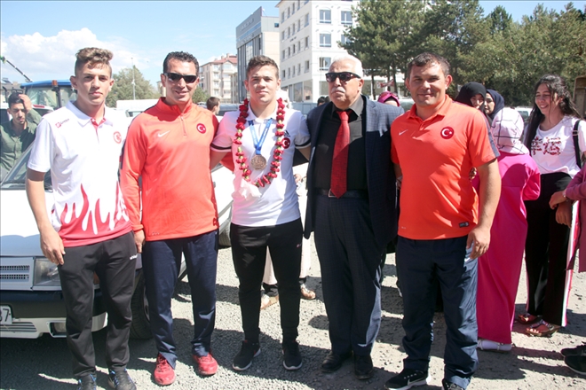 DERECELİ GÜREŞÇİ TÖRENLE KARŞILANDI